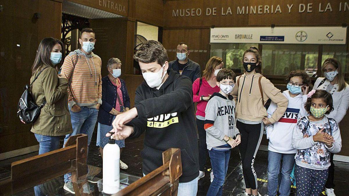 Visitantes, ayer, en el Museo de la Minería de El Entrego.