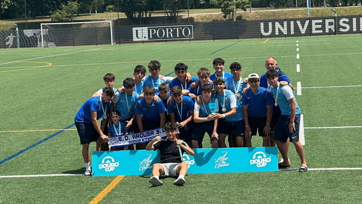 Equipo vilagarciano en el terreno de juego de Porto.