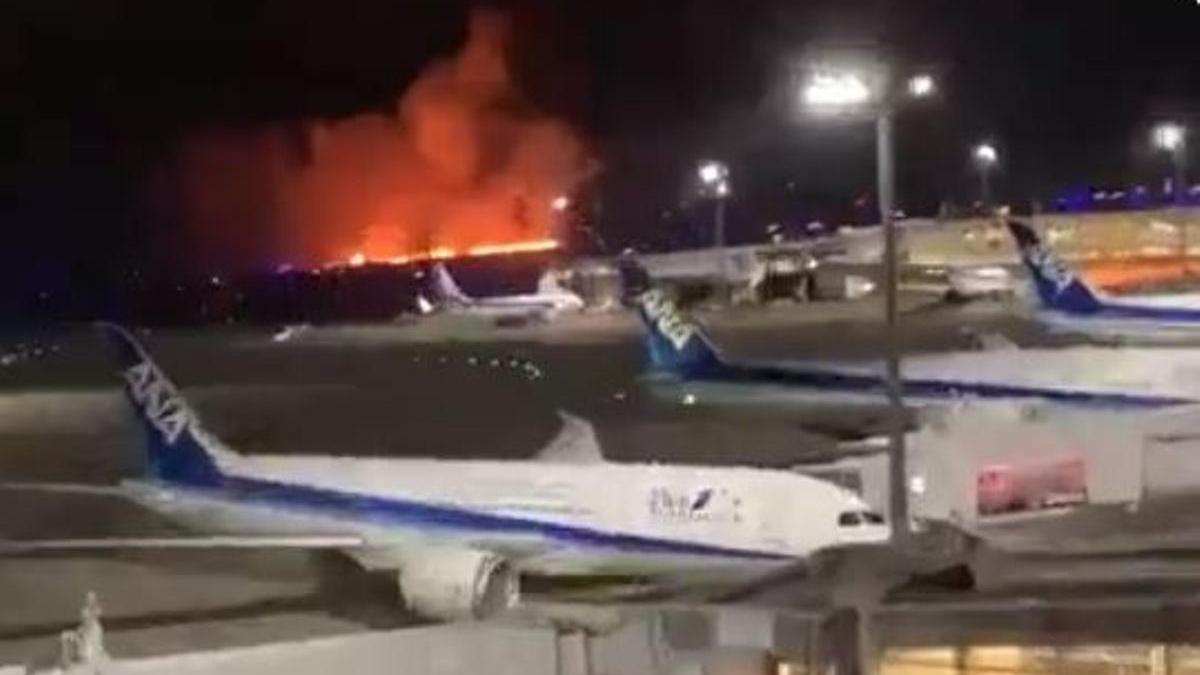 L'avió en flames després de col·lidir amb una altra aeronau a l'aeroport de Tòquio-Haneda