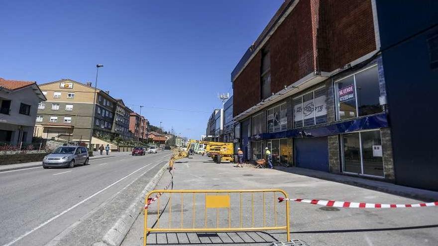 La zona de la avenida de Lugo donde cayó la cubierta de una nave, ya sin desperfectos, ayer.