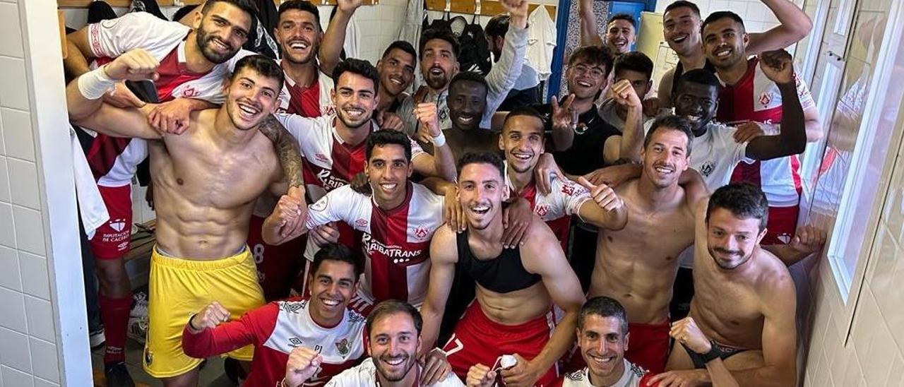 El Cacereño se hace la clásica foto en el vestuario para celebrar la victoria.