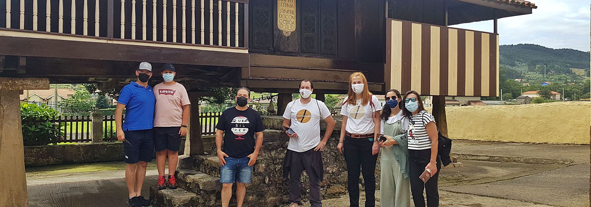 Por la izquierda, Vicente Fernández, Martín Fernández, Rubén Cabañas, Christopher Mitchell, Belén Rodríguez, Candela Fernández y Laura Muñiz, al finalizar la visita guiada del pasado domingo. 