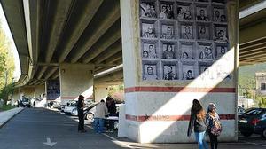 El projecte ’Veus des de la Ribera’ pretén afavorir la integració dels veïns d’aquest barri de Montcada i Reixac mitjançant la instal·lació de fotos seves als pilars de l’autopista que travessen la ciutat.