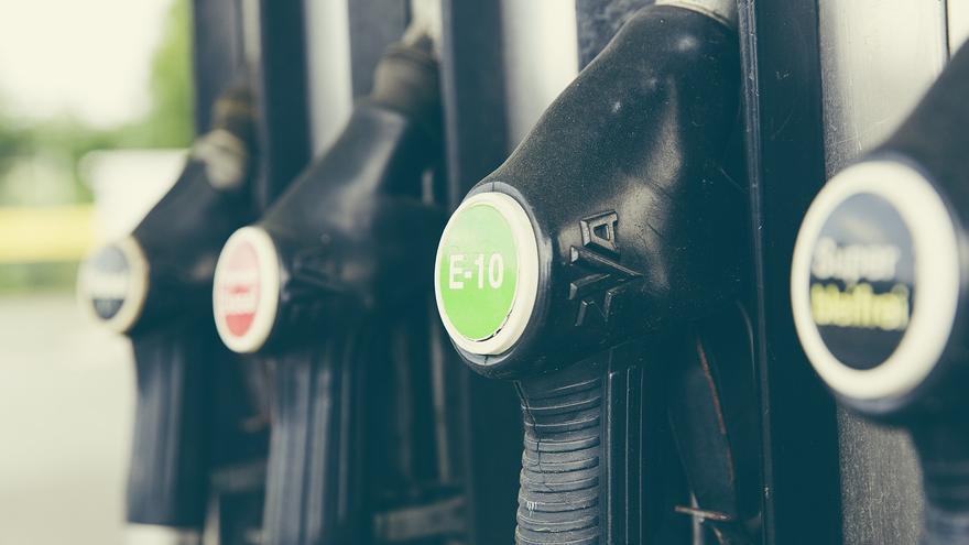 Trucos para ahorrar en gasolina: La OCU desvela qué día y a qué hora es más barato repostar