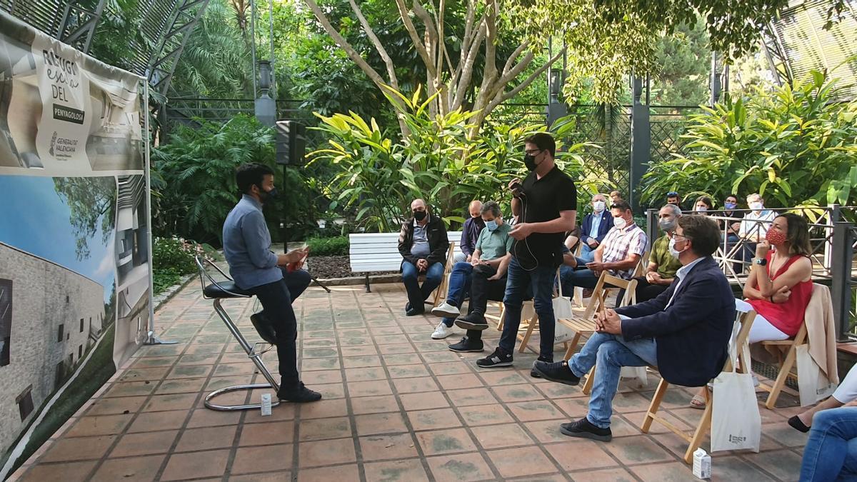 El alcalde de Vistabella, Jordi Alcón, conversa durante el acto que ha organizado la Conselleria de Educación.