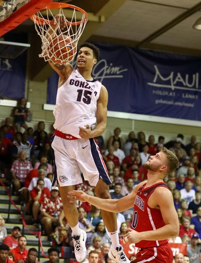 Ryan Luther # 10 de los Arizona Wildcats observa como Brandon Clarke # 15 de Gonzaga Bulldogs arroja una clavada durante la primera mitad del juego en el Centro Cívico de Lahaina.