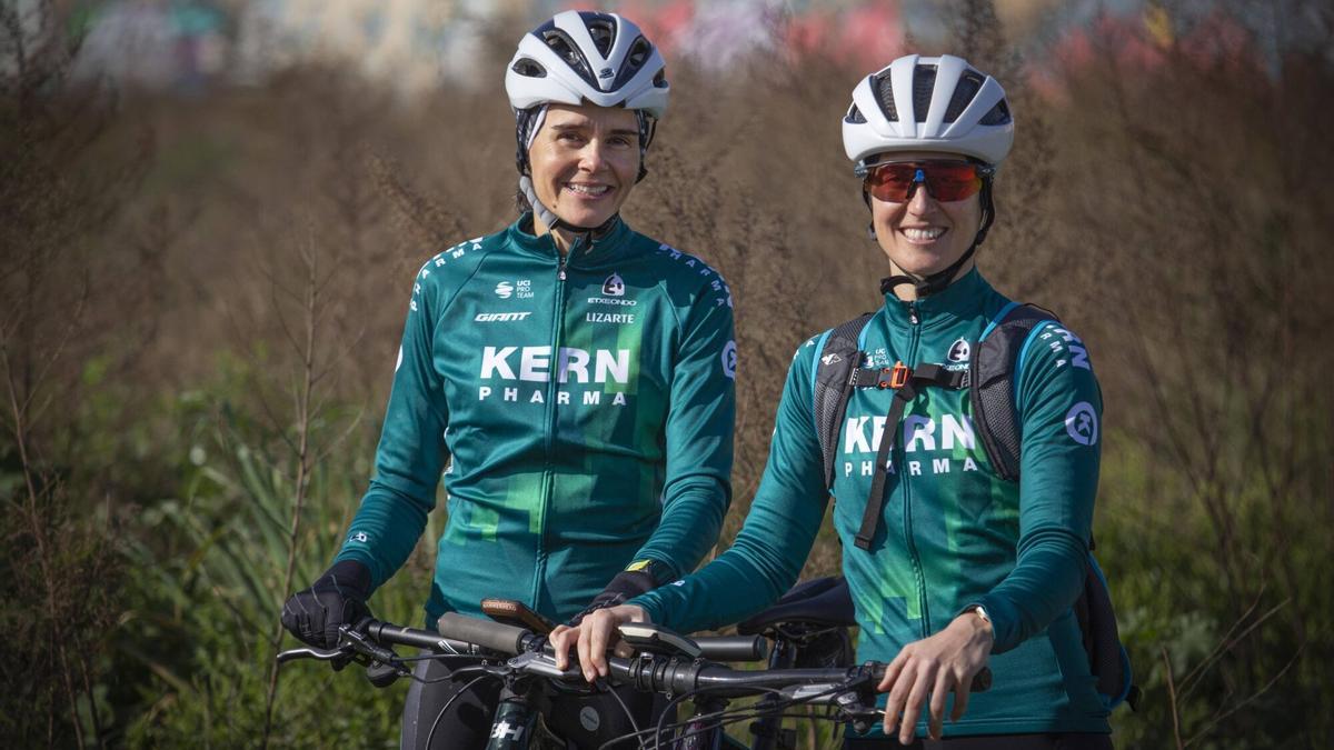 Reportaje sobre la participación femenina en la Titan Desert. En la foto Sara Carmona y Belén Hidalgo FOTO ELISENDA PONS