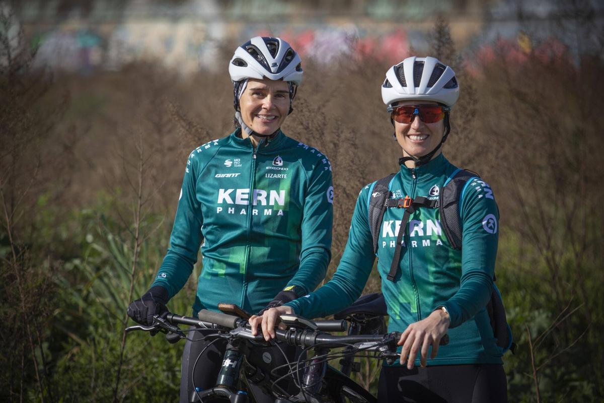Reportaje sobre la participación femenina en la Titan Desert. En la foto Sara Carmona y Belén Hidalgo FOTO ELISENDA PONS