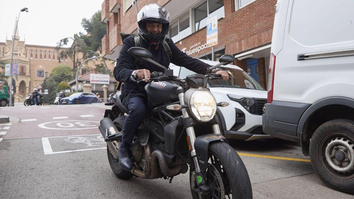 Xavi Vilajoana se mueve en moto por Barcelona