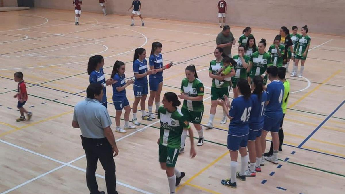 El Ayerbe Unizar Futsal pasa a recoger su trofeo como campeón.  | AYERBE UNIZAR FUTSAL