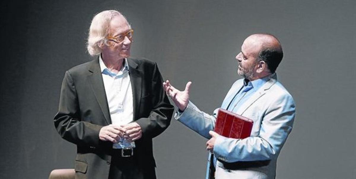 El doctor Bonaventura Clotet, eminent investigador sobre la sida, i José Corbacho, ahir a la sala Barts de Barcelona. El doctor Bonaventura Clotet, eminent investigador sobre la sida, i José Corbacho, ahir a la sala Barts de Barcelona.