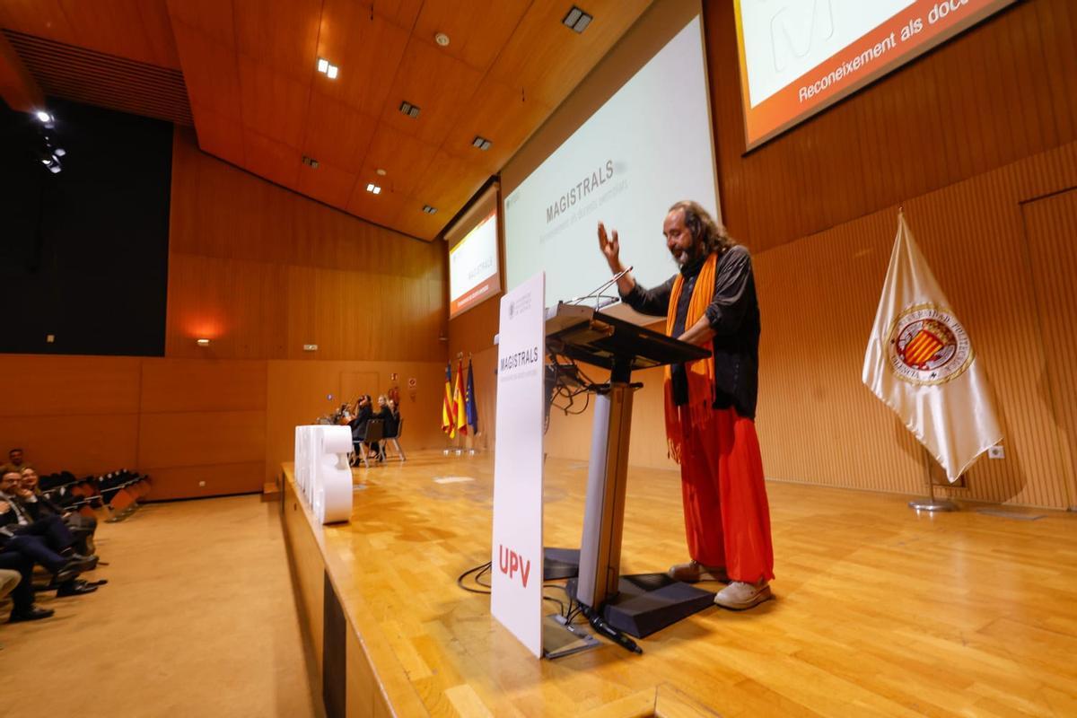 Álvaro Marcos Perucho, profesor de Matemáticas y Física del Colegio Helios de l'Eliana, hablando en nombre de los 25 premiados.
