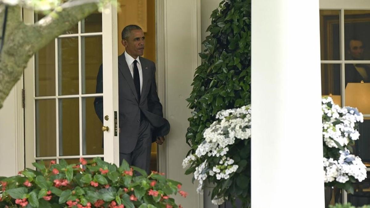 Barack Obama sale del despacho oval de la Casa Blanca.