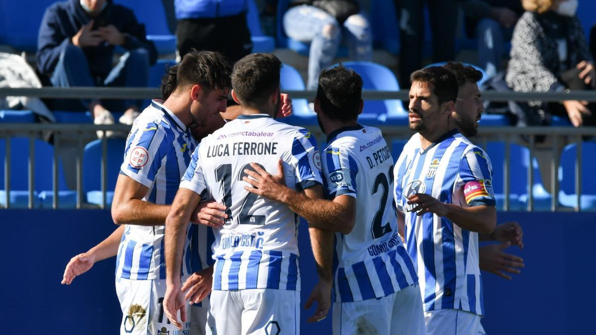 Los jugadores del Atlético Baleares hacen piña para celebrar el tanto de Manel.