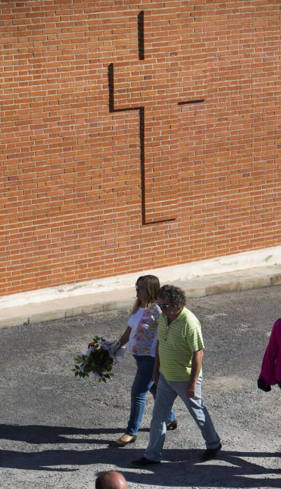 Homenaje a los difuntos en el cementerio de Castelló