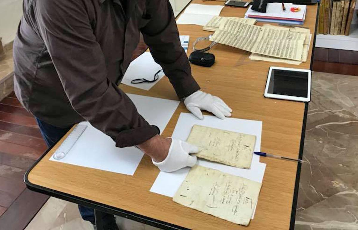 Archiveros y oficiales preservan cuidadosamente los documentos históricos