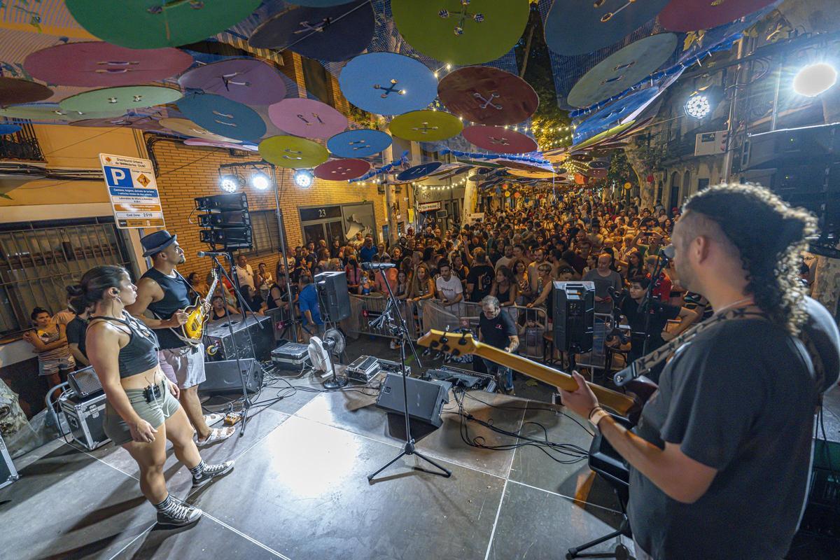 La calle Finlàndia gana el concurso de calles engalanadas de las Fiestas de Sants 2024