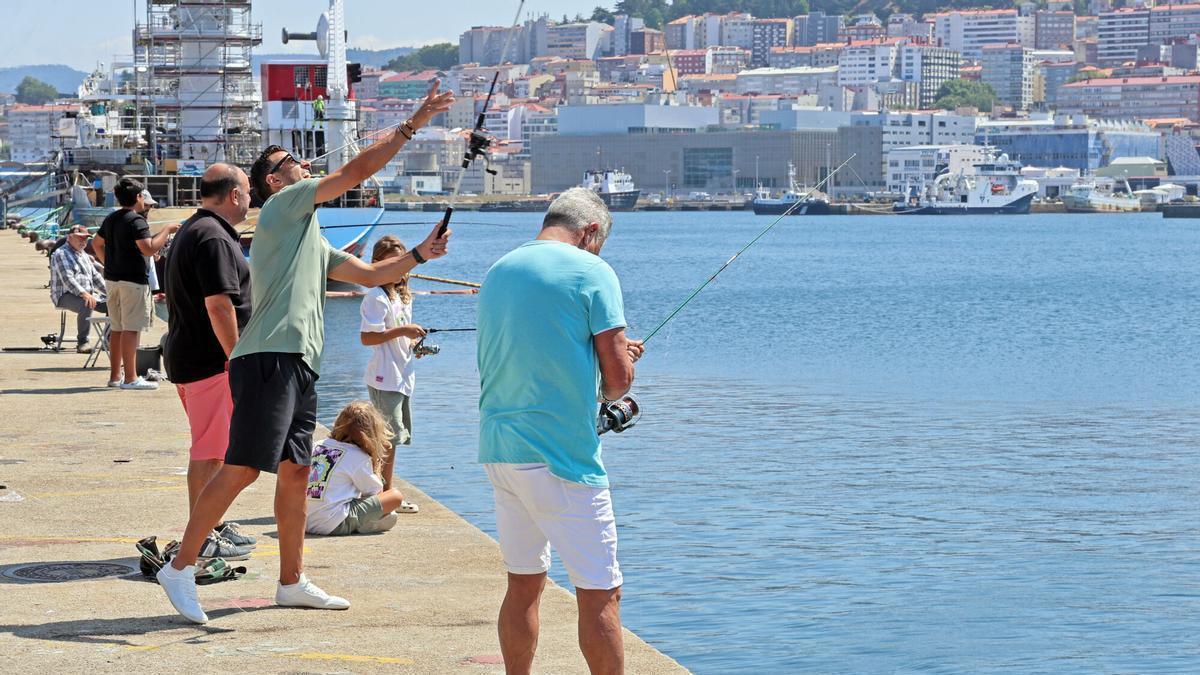 Pescadores aficionados en el muelle de reparaciones de Bouzas, en el puerto de Vigo.