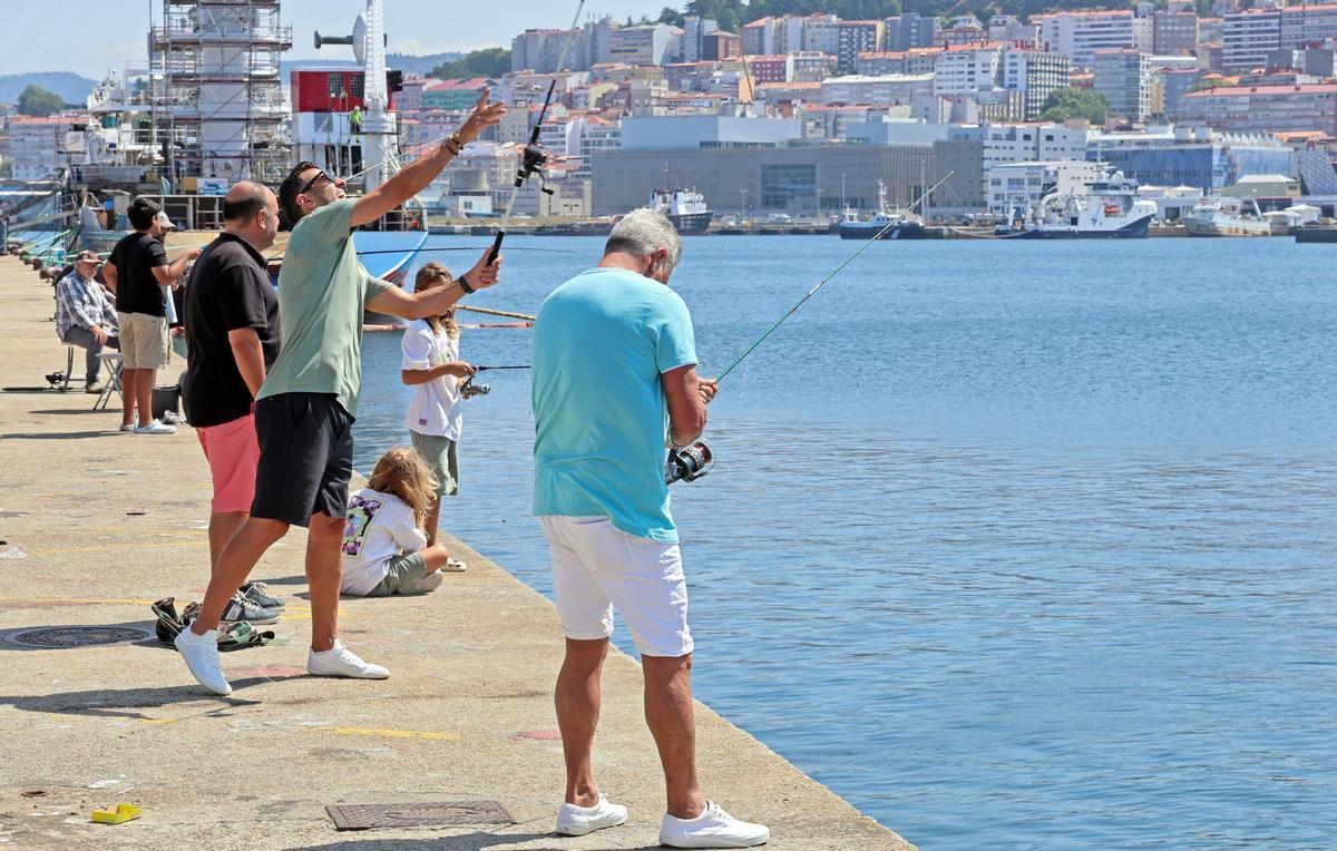 Pescadores aficionados en el muelle de reparaciones de Bouzas, en el puerto de Vigo.