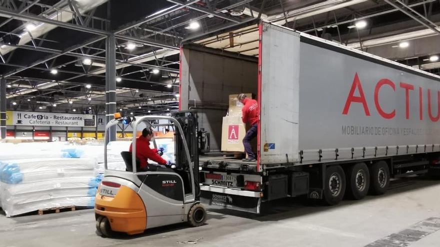 Imagen de un camión cargando en una de las empresas que participa en la iniciativa.