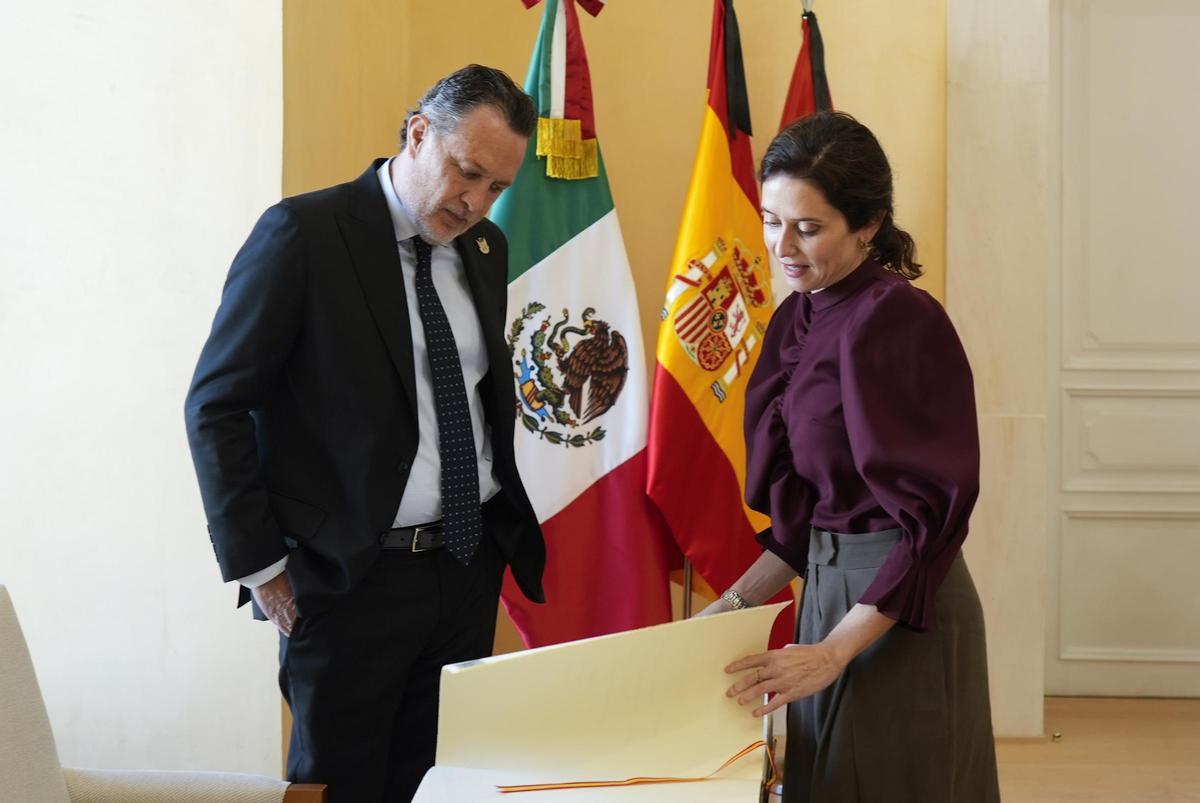 La presidenta de la Comunidad de Madrid, Isabel Díaz Ayuso, con el gobernador del estado mexicano de Querétaro, Mauricio Kuri.