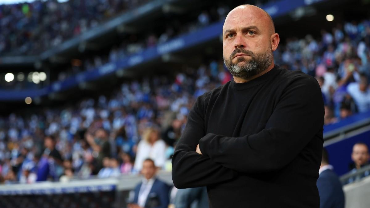 Manolo González, en el banquillo del RCDE Stadium