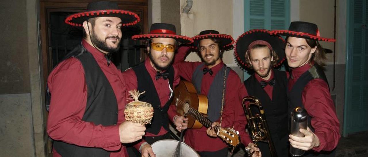 Jóvenes cantadores de serenatas.