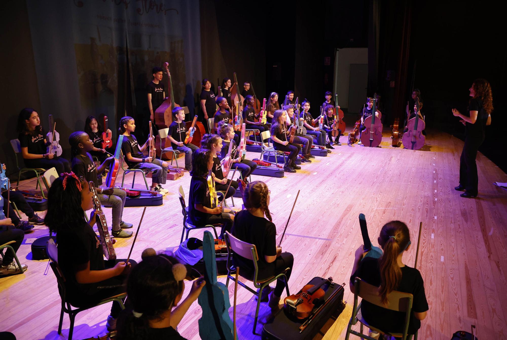 Primer concierto de la orquesta 'Son das Flores' del CEIP Vicente Risco, en junio de 2022