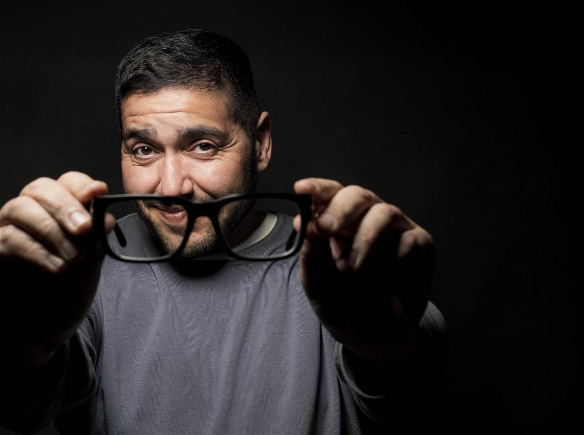 Tarek Serraj delante de una cámara