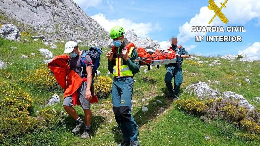 Momento del rescate de la montañera en la lader sur del Pico Gilbo en Riaño (León)