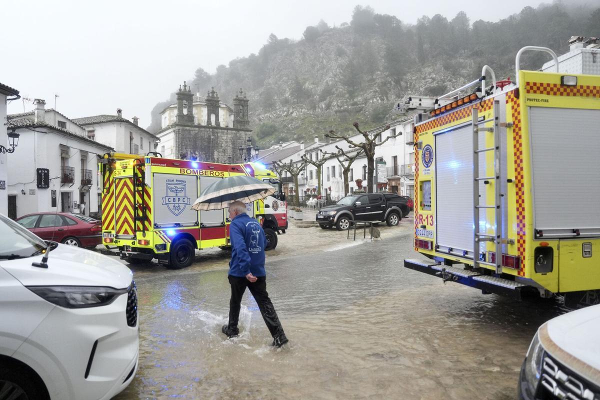 Los Servicios de Emergencia trabajan en Grazalema