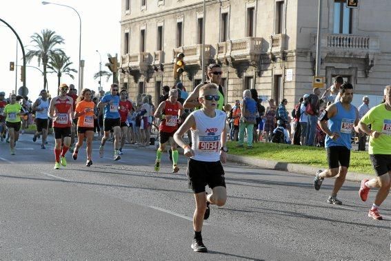 Start der Läufer beim Palma de Mallorca Marathon