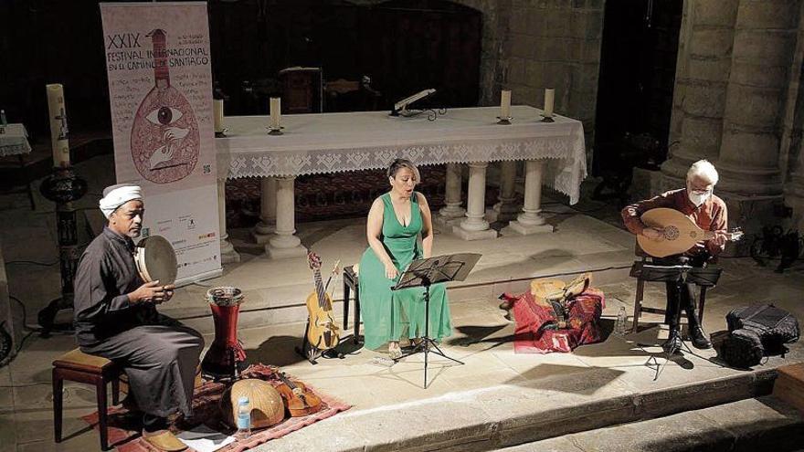 Actuación del grupo Axivil con la soprano María Altadill (centro), el pasado verano en la iglesia de Tamarite de Litera.