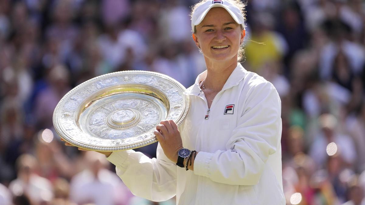 Barbora Krejcikova, con el título de Winbledon.