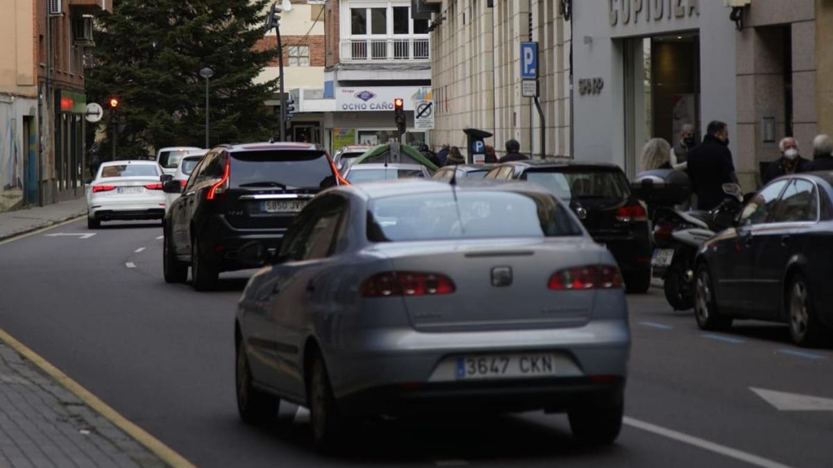 Imagen del tráfico en la calle Luis Ulloa Pereira de la capital. | Jose Luis Fernández