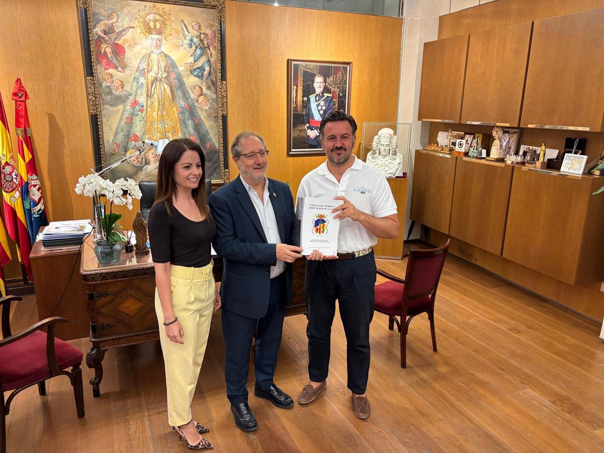 El presidente de la Asociación de Moros y Cristianos de Elche entrega el dossier con la solicitud del Interés Turístico Nacional para estas fiestas