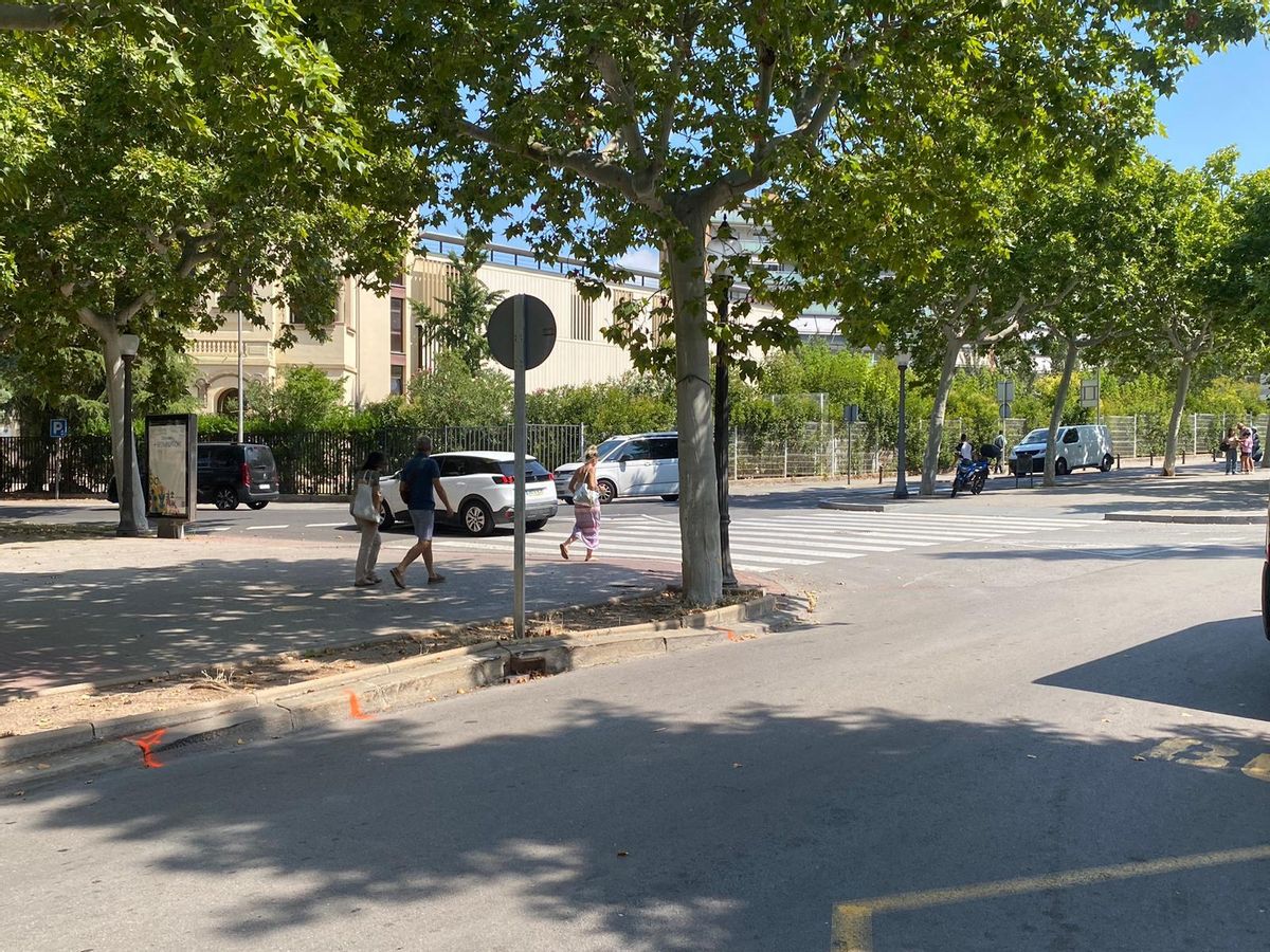 Un altre punt d'impacte de la moto en l'accident mortal a la plaça Espanya de Manresa