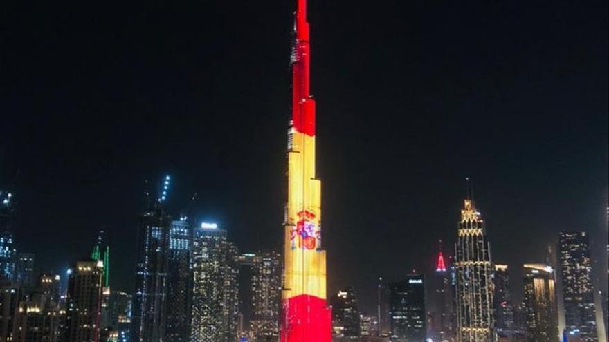 El Burj Khalifa, iluminado con la bandera nacional.