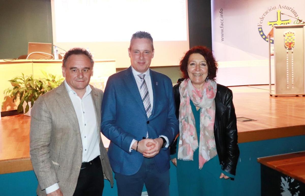 El presidente de la Junta señala como "deberes legislativos" la lucha contra la burocracia y la financiación local