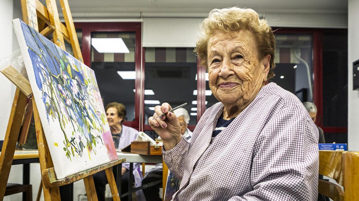 Carme Mañé, que té 94 anys, en fa una vintena que pinta