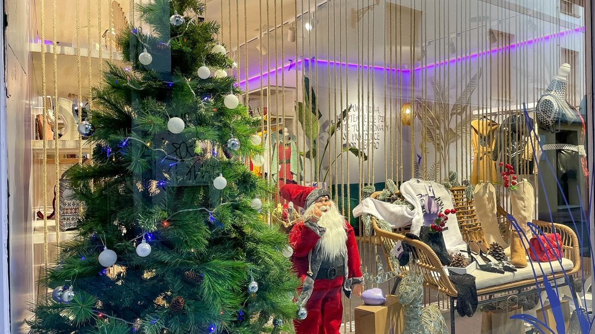 Escaparate con ambientación navideña de una tienda de Mérida.