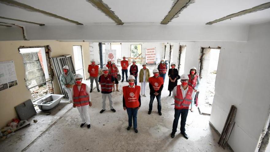 Voluntarios de Cáritas en el arranque de la obra del albergue, que ha completado ya su primera fase. |   // GUSTAVO SANTOS