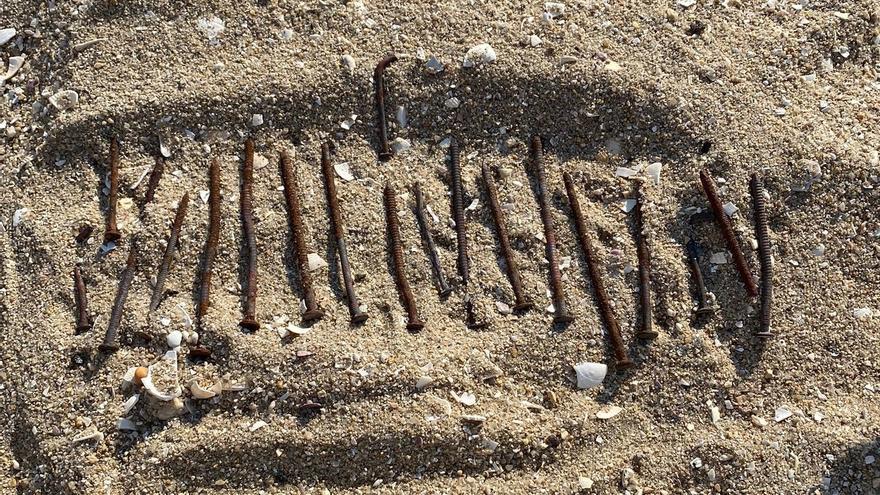 Peligro: clavos oxidados en la playa