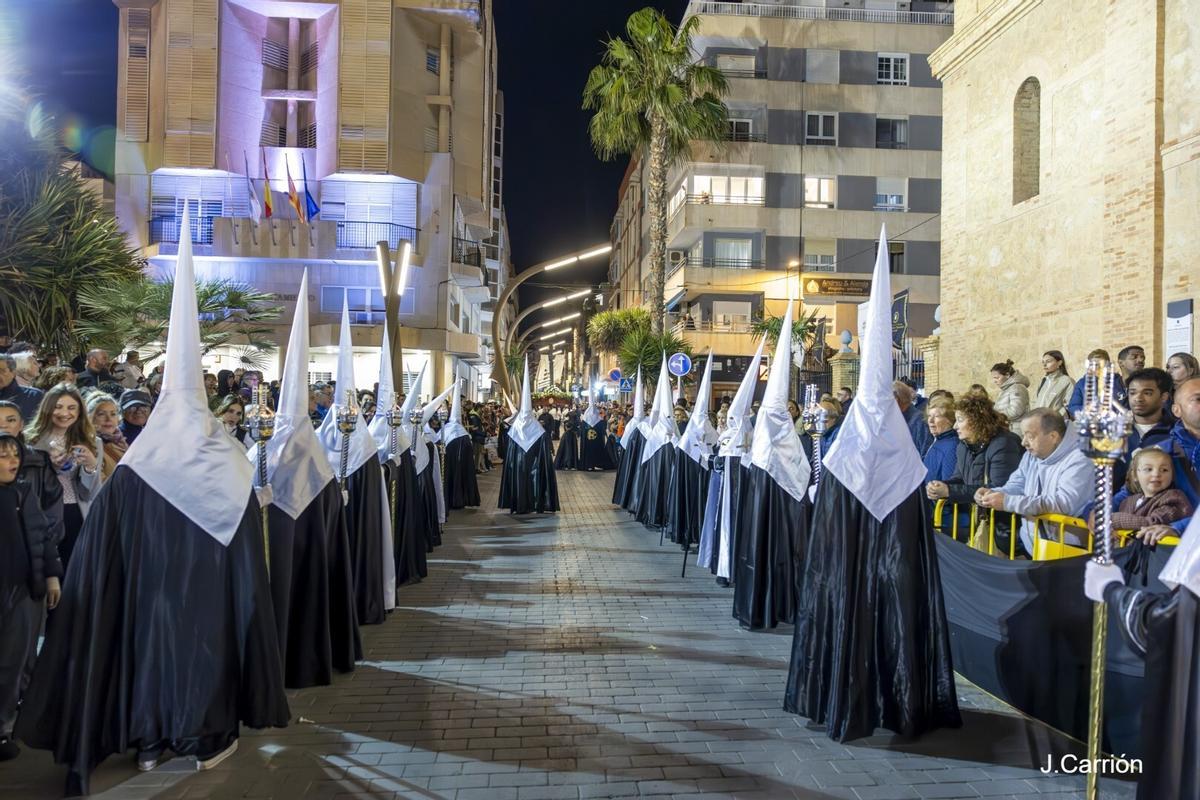 Aquí están las imágenes de la procesión de Lunes Santo de Torrevieja 2026 con sus seis cofradías Aquí están las imágenes de la procesión de Lunes Santo de Torrevieja 2026 con sus seis cofradías