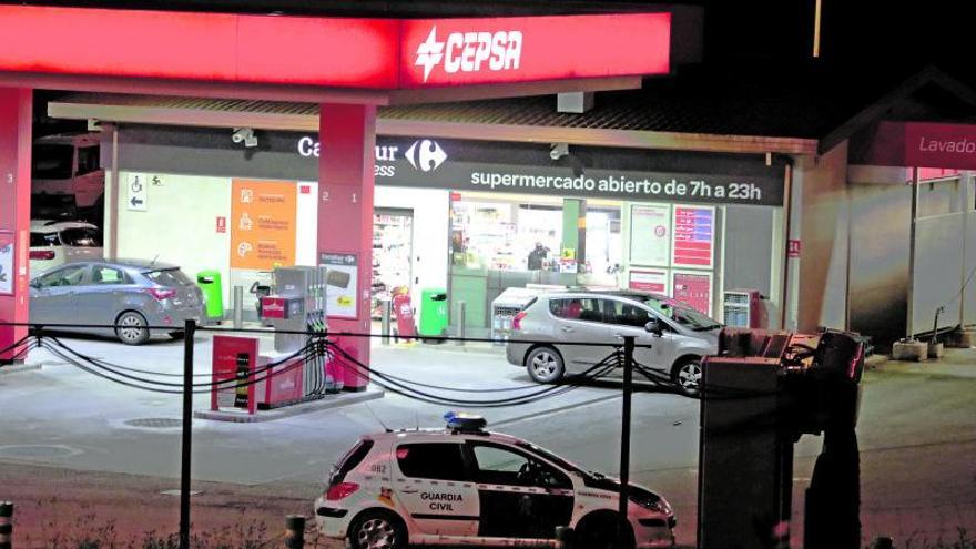 Dos encapuchados asaltan pistola en mano una gasolinera de Mareo