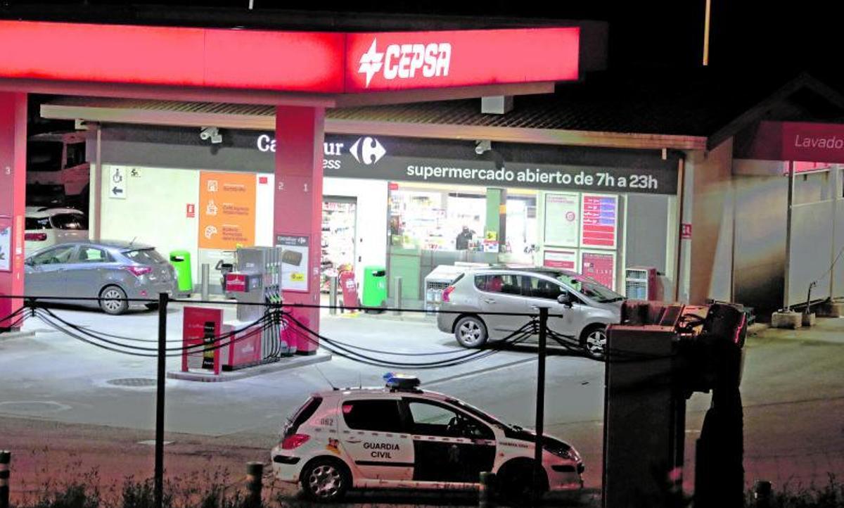Un vehículo de la Guardia Civil, en la estación de servicio de Mareo donde se produjo el atraco, poco después del suceso. | M. L.