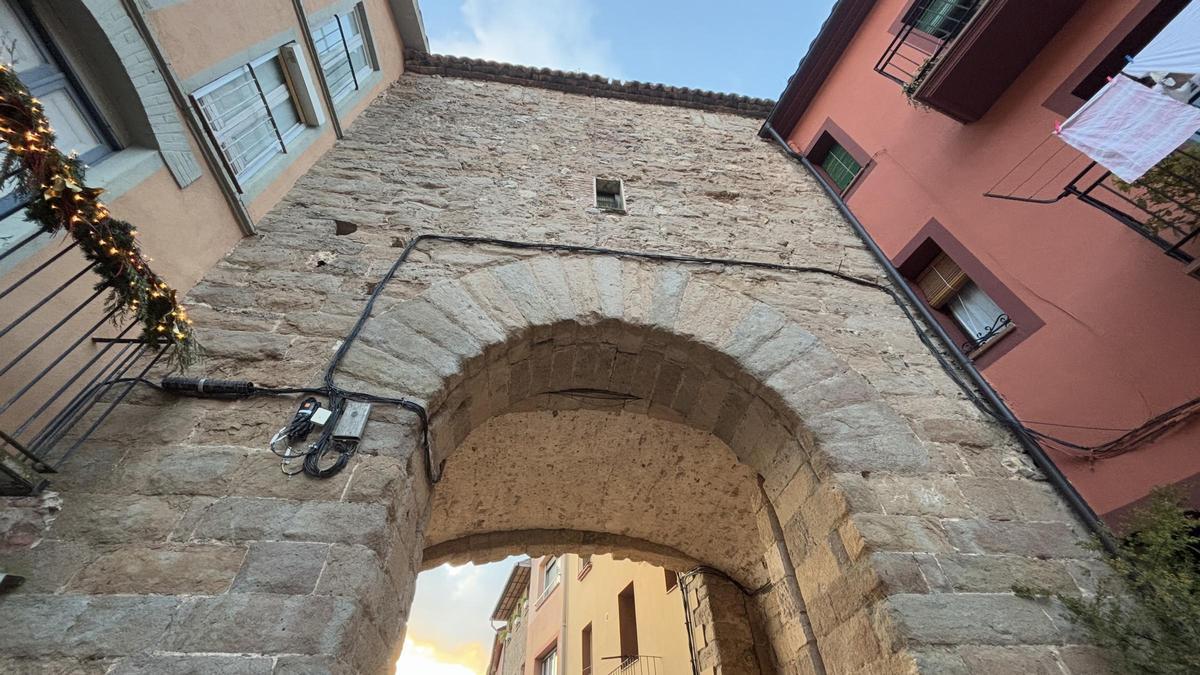 Vista al detall del portal i la pedra