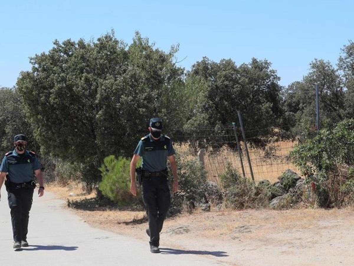 Agentes de la Guardia Civil en el lugar donde aparecieron los restos de la mujer descuartizada.