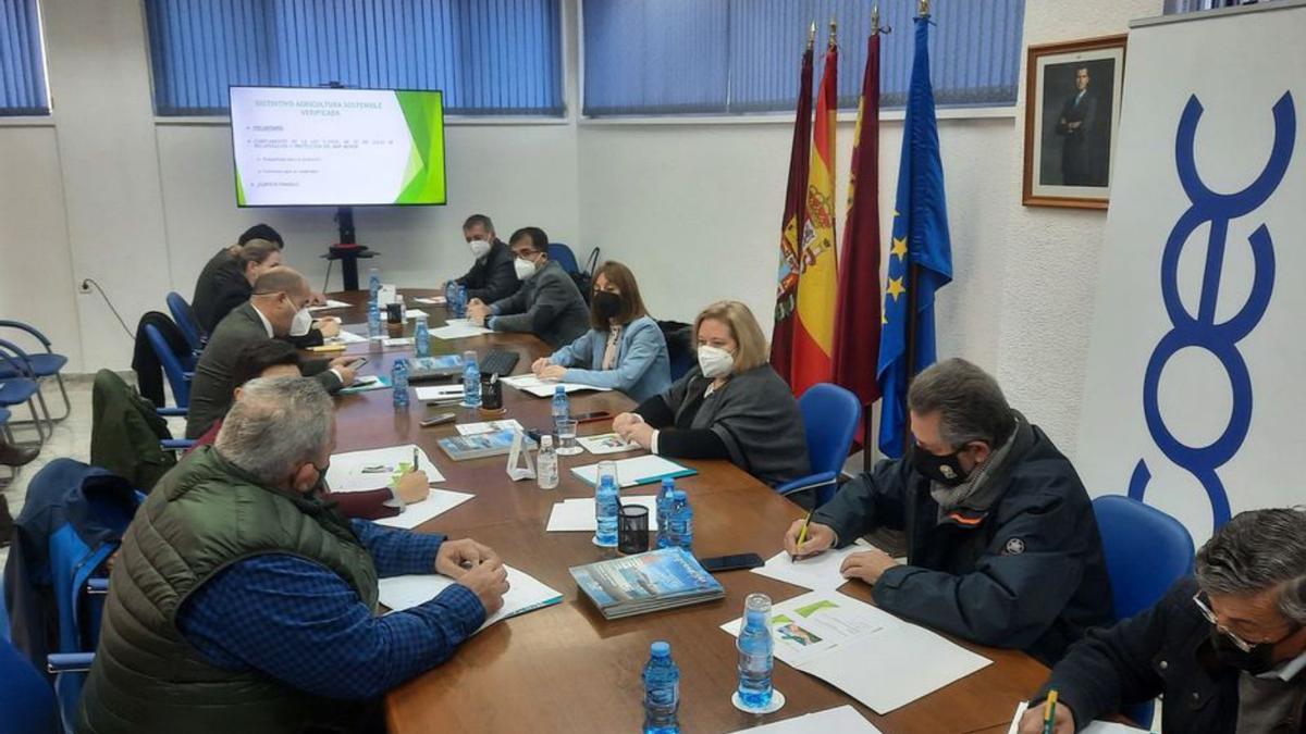 Remedios García con representantes agrícolas y empresariales. | CARM