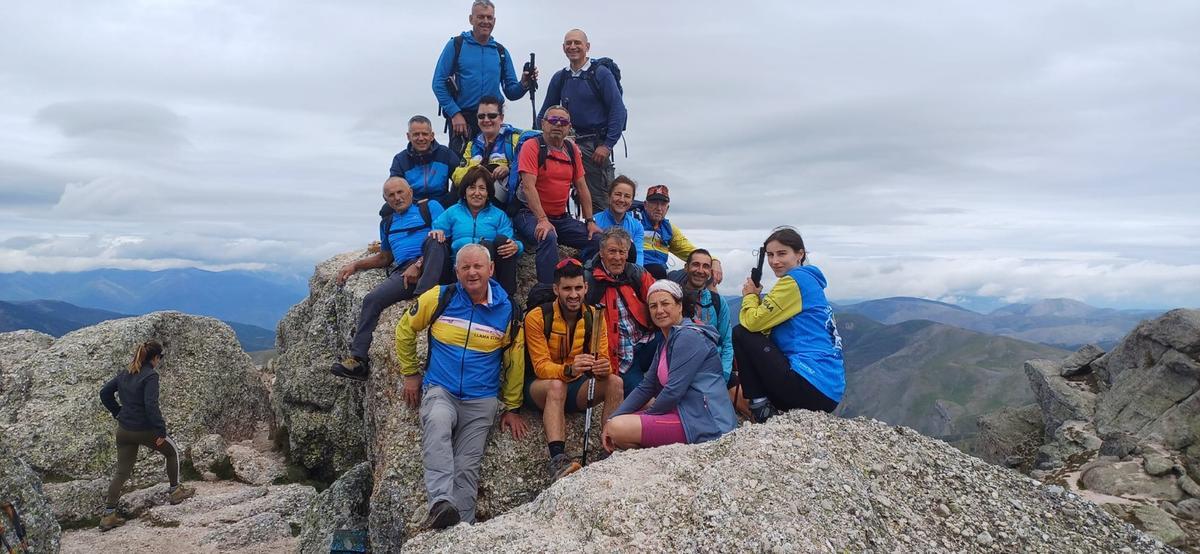 Miembros del grupo Llama Ello, en la cumbre del Gerlachovsky Stit, pico más alto de la Cordillera de Los Cárpatos.
